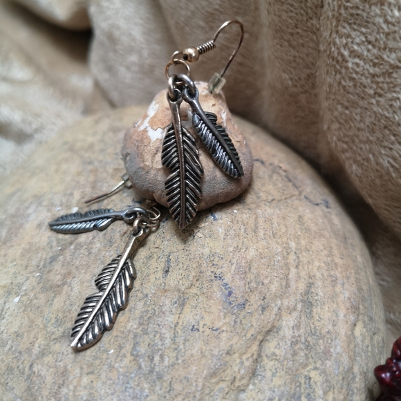 FREE WITH PURCHASE.Feather shapped earrings - Picture 1 of 2